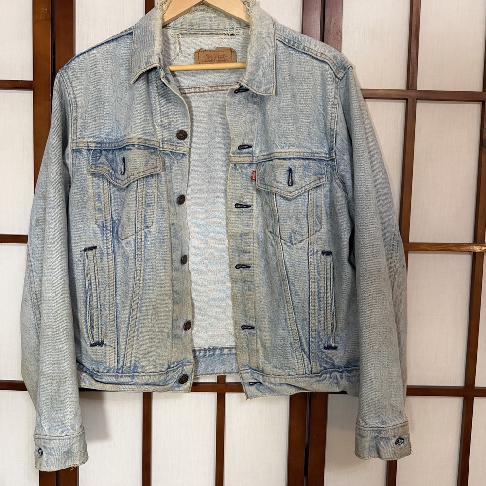 Vtg Levi's 90's Denim Red Tag Trucker Jacket Light Wash Large 42R Distressed USA